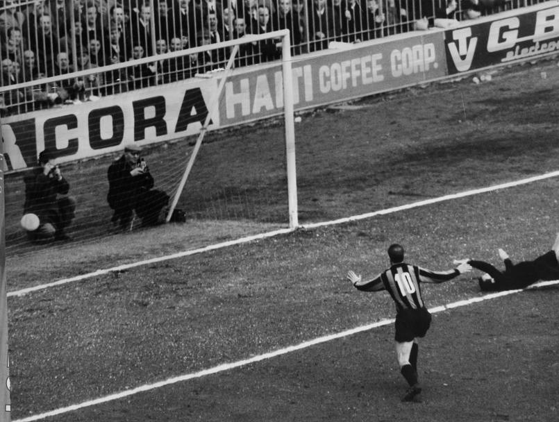 Sandro Mazzola (qui fuori quadro) realizza il gol del vantaggio nerazzurro durante il derby con il Milan alla 23 giornata del campionato 1962/63. Il numero 10 Suarez osserva la palla rotolare in rete. Alla fine finir 1-1, con il pareggio firmato da Dino Sani